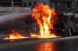 Veículo em chamas durante protestos no Chile
29/10/2019
REUTERS/Jorge Silva