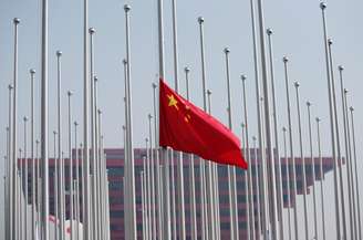 Bandeira chinesa em frente ao Pavilhão da China, em Xangai
15/12/2010
REUTERS/Alfred Jin