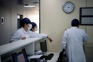 Enfermeiras conversam no Centro Clínico Público de Xangai, após o surto do novo coronavírus em Xangai, China
17/02/2020
REUTERS/Noel Celis