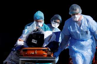 Profissionais de saúde em ação em hospital de Estrasburgo, França
24/03/2020
REUTERS/Christian Hartmann