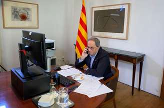 Líder do governo regional da Catalunha, Quim Torra, conversa ao telefone durante entrevista à Reuters em Barcelona
03/04/2020 GOVERNO REGIONAL DA CATALUNHA/Divulgação via REUTERS 