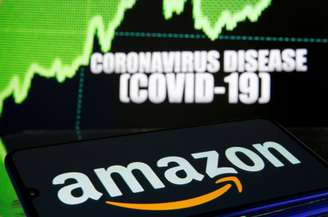 Logotipo da Amazon em frente a gráfico sobre a Covid-19.  19/3/2020. REUTERS/Dado Ruvic/Illustration