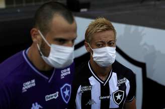 Jogadores do Botafogo entram em campo utilizando máscaras de proteção. 15/03/2020. Reuters/Ricardo Moraes.

