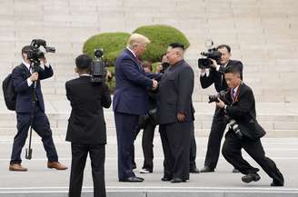 Trump e Kim Jong Un se cumprimentam na Zona Desmilitarizada que separa as duas Coreias
30/06/2019
REUTERS/Kevin Lamarque