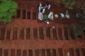 Enterro no cemitério da Vila Formosa, em São Paulo (SP) 
16/07/2020
REUTERS/Amanda Perobelli