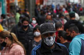Pessoas circulam por rua de comércio popular em São Paulo
15/07/2020
REUTERS/Amanda Perobelli