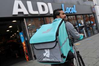 Abdelaziz Abdou, entregador da Deliveroo, retirando produto em loja em Londres.
REUTERS/Toby Melville