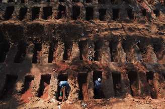 Sepultadores cavam covas no cemitério de Vila Formosa, em São Paulo, em meio à pandemia de covid-19
08/08/2020 REUTERS/Amanda Perobelli