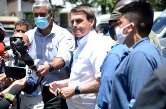 Jair Bolsonaro tirou a máscara para cumprimentar apoiadores