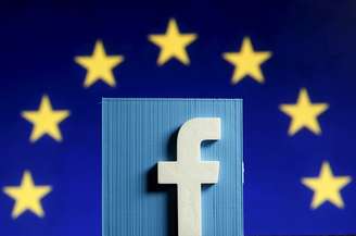 Imagem em 3D do Facebook em frente ao símbolo da União Europeia. 15/5/2015.   REUTERS/Dado Ruvic