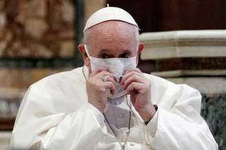 Papa ajeita máscara de proteção durante culto ecumênico em Roma
20/10/2020 REUTERS/Guglielmo Mangiapane