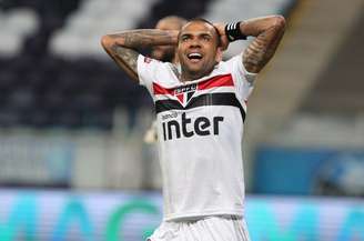Daniel Alves costumava usar a braçadeira de capitão no pulso (Foto: Rubens Chiri / saopaulofc.net)