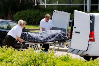 Agentes removem corpo de pessoa que morreu perto de órgão de imigração dos EUA em Orlando
10/05/2021
REUTERS/Joe Skipper