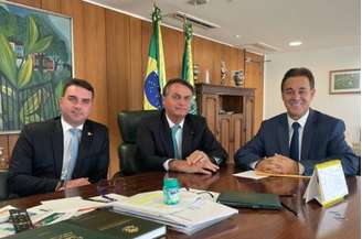 Flávio e Jair Bolsonaro em encontro com o presidente do Patriota, Adilson Barroso