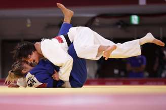 Japonesa Uta Abe aplica ippon na brasileira Larissa Pimenta na luta deste domingo