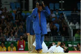 O judoca refugiado Popole Misenga (de pé) durante a sua participação nos Jogos Olímpicos do Rio-2016