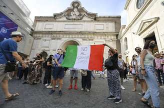 Manifestação de negacionistas contra certificado sanitário em Roma