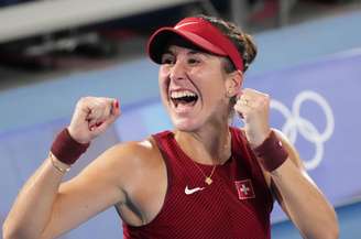 Belinda Bencic comemora após garantir a conquista da medalha de ouro em Tóquio