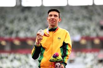 Alex Pires mostra com orgolho a medalha de prata conquistada neste domingo, a última da Paralímpíada para o Brasil Lisi Niesner Reuters