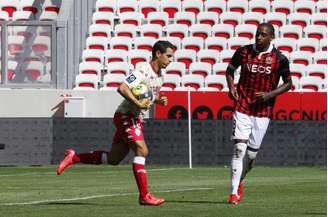 Wissam Ben Yedder carrega a bola para o meio-campo após marcar o gol que garantiu o empate ao Monaco