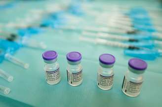 Frascos da vacina Pfizer-BioNTech contra Covid-19 em centro de vacinação em Sevilha, na Espanha
21/09/2021 REUTERS/Marcelo del Pozo