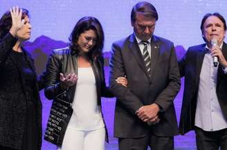 Michelle e Jair Bolsonaro durante culto evangélico 