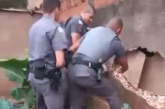 Policiais militares resgataram idoso após fazer buraco em muro