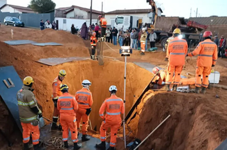 Já são mais de 15 horas de trabalho para tentar retirar o garoto, que tem respondido aos socorristas.