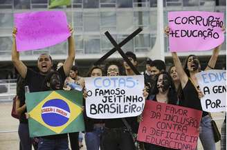 Estudantes se manifestam contra as cotas no Planalto