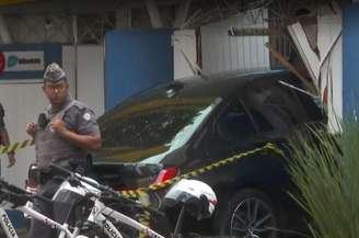 Motorista perdeu o controle do veículo e bateu contra portão da escola infantil