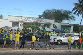 Apoiadores do presidente e candidato derrotado à reeleição, Jair Bolsonaro (PL), entram no 6º dia de protesto em frente ao 16º Batalhão de Infantaria Motorizada do Exército Brasileiro, na cidade de Natal (RN)