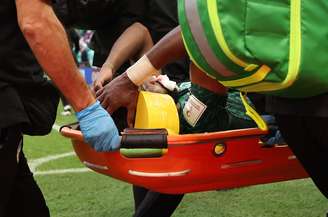 Al-Shahrani é retirado de campo de maca após ser acertado por joelhada 