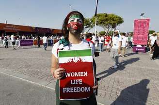 Mulher iraniana protesta no Catar