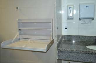 Recomendação de especialistas é que pais higienizem fraldário antes de deitar o bebê