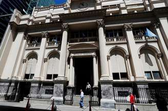 Transeuntes passam em frente ao banco central da Argentina, em Buenos Aires
07/12/2021
REUTERS/Agustin Marcarian/