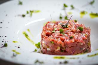 Steak tartare é prato que combina com os dias de calorão