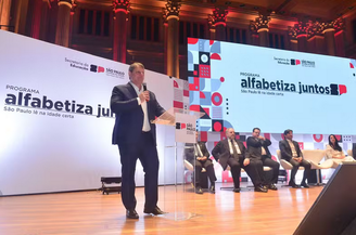 O governador Tarcísio de Freitas durante o lançamento do programa Alfabetiza Juntos SP