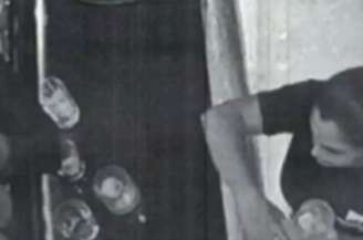 Imagem mostra garçonete retirando copos de bebidas da mesa do motorista da Porsche