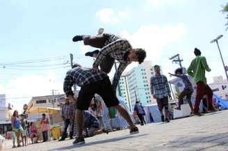 Grupo Zumb.boys apresenta Mané Boneco. Dança urbana é inspirada no boneco Mané Gostoso, encontrado em feiras populares nordestinas 