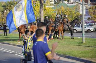 Torcedores argentinos brigam com a polícia 