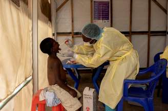 Enfermeira colhe material para teste de criança suspeita de estar com mpox, em Munigi, na República Democrática do Congo
19/07/2024
REUTERS/Arlette Bashizi