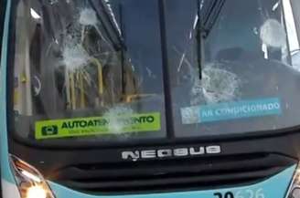 Grupo ataca ônibus com pedras e pedaços de madeira no Ceará