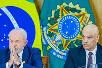 Musk lembrou que na era Bolsonaro chegou a receber homenagem por sua relevância no mundo. E agora passa pela suspensão do serviço. Ele chegou a publicar: "O tirano Alexandre (de Moraes) é o ditador do Brasil. Lula é seu cachorrinho".