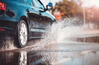 Na chuva tudo muda, por isso é bom ter o carro preparado