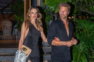 Alessandra Ambrosio e Buck Palmer aproveitaram noite em restaurante no Rio