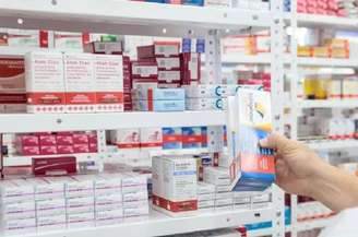 Um caso que ocorreu no Distrito Federal serve de exemplo. Uma farmácia foi condenada pela Justiça a indenizar uma cliente que recebeu orientação de uma balconista para substituir um remédio. endentes de farmácia não são qualificados para indicar medicamentos.