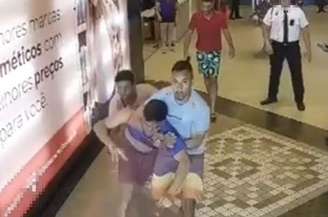 Vítima foi morta a tiros depois de ser carregada para fora de shopping em Fortaleza