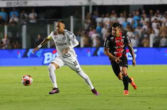 Neymar em campo na Vila Belmiro em sua reestreia no Santos