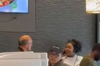 Mulher ofendeu funcionários de restaurante em Houston