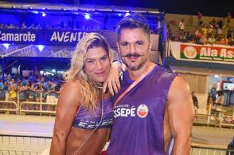 Priscila Fantin e Bruno Lopes curtem carnaval em SP